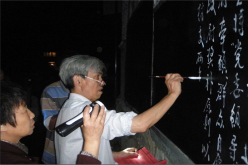 饶昌东正在写诗词。资料图片