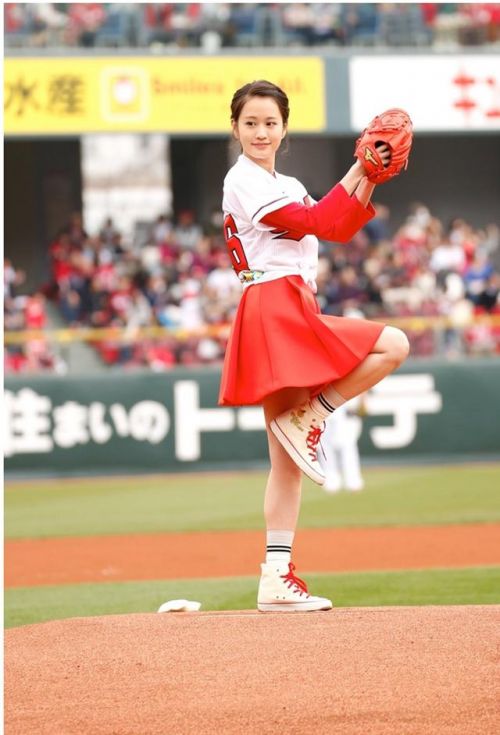 《莫西干回到故乡》前田敦子短裙为棒球赛开球