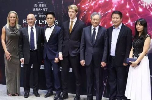 左起 President of Business Affairs & Legal  of Studio 8

　　Lindsey Bayman、 Studio 8 CEO Jeff Robinov、演员李淳、演员乔。阿尔文、导演李安、博纳集团董事长于冬、复星集团影视投资部董事总经理黄竞彦