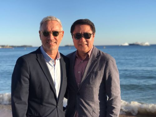 好莱坞著名导演罗兰·艾默里奇（左）与博纳影业集团董事长于冬在戛纳海滩