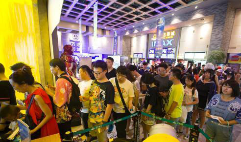 8月6日，山西太原，影迷们在万达影院排队检票观看《十万个冷笑话2》点映场。　张云 摄