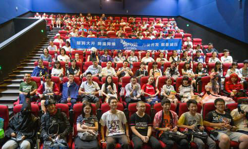 8月6日，山西太原，影迷们在万达影院观看《十万个冷笑话2》点映场。　张云 摄