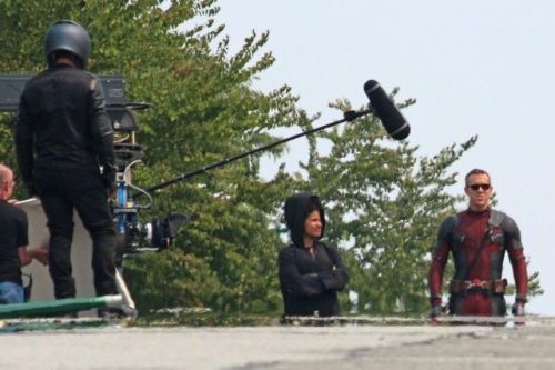 全副武装！《死侍2》曝贱贱夏日片场照