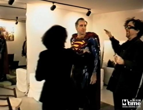 尼古拉斯·凯奇为《超人复活》试装，蒂姆伯顿在旁边兴奋地指手画脚。如今超英梦终于圆满
