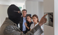 《绝对控制》首发内地版预告片 前007被困智能密网