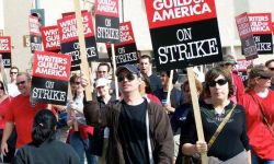 美国编剧工会闹罢工，这回美剧和脱口秀要停更多久？
