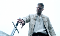 《亚瑟王》曝“石中剑”的重要片段 贝克汉姆自毁形象演暴躁武士