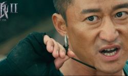 电影《战狼2》发布国际版预告和海报：吴京被张翰拿枪指头
