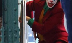 《小丑》曝新片场照 菲尼克斯造型抢眼，令人期待