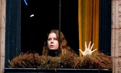 艾米亚当斯《窗里的女人》首发片场照 《至暗时刻》导演操刀