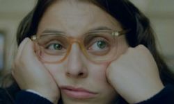 《如何培养一个女孩》首曝剧照 比妮逆袭新女孩？