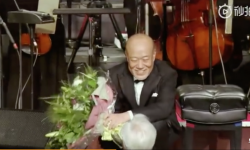 宫崎骏给久石让献花，两人深情对视，眼眶湿润，让网友泪目