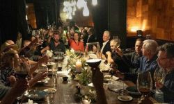 詹姆斯卡梅隆现身《阿凡达2》主创片场聚餐照曝光