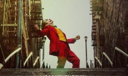 用笑声和疯狂掌控世界，《小丑》曝终极预告&海报