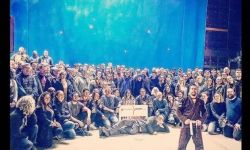 汤姆·哈迪发布《毒液2》剧组合影，宣布该片正式杀青