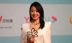 闫妮斩获白玉兰最佳女主角奖，大器晚成的“佟掌柜”来日可期