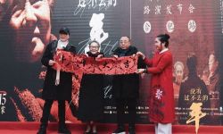 电影《没有过不去的年》合肥路演 主创剪纸“牛年大吉”送祝福