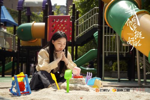 胡晶晶（金靖饰）用沙子堆砌蛋糕