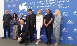 第78届威尼斯电影节开幕，主竞赛评审团成员集体亮相
