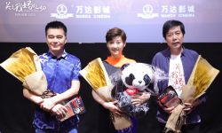 《关于我妈的一切》点映路演开启 观众泪洒现场“一纸难求”