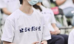 丁程鑫现身北京电影学院开学典礼 棒球帽+校服清爽帅气