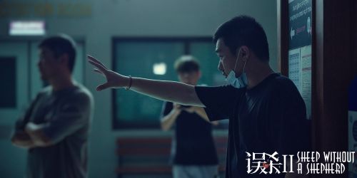 导演戴墨在《误杀2》拍摄现场 北京泰语文字暴露信息