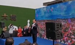 82岁李双江现身商演，场地简陋破旧，被曝为了儿子高龄仍拼命卖唱 