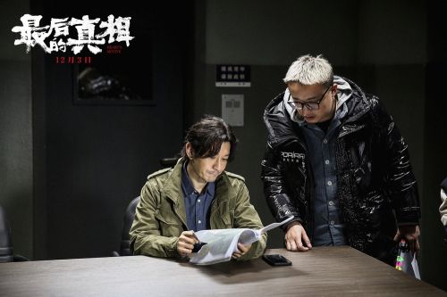 黄晓明与导演李太阁探讨剧本