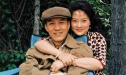 梁丹妮谈姐弟恋，与冯远征结婚28年非常甜蜜，庆生当众热吻秀恩爱 