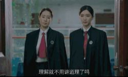 刘敏涛江疏影比美，翘着二郎腿坐姿豪迈，两人相差10岁却像同龄人 