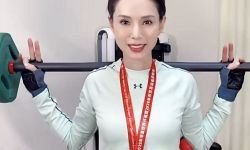 55岁李若彤穿背心秀身材，常年健身肌肉瞩目，纤细手臂长得夸张 