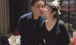 梁丹妮庆祝结婚28周年，晒冯远征帮剪发照片，两人无子感情仍甜蜜 