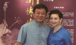 58岁朱军与娇妻秀恩爱，妻子肤白貌美气质佳，与朱军好像两代人 