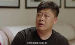 贺树峰妻子出院后首露面，躺床上捂腹部表情痛苦，病一场后瘦一圈 