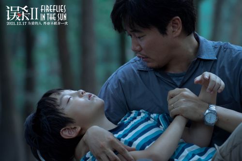 《误杀2》林日朗（肖央 饰）面对昏迷的儿子小虫（王昊泽 饰）惊慌失措