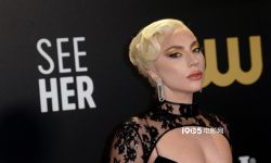 Lady GaGa亮相评论家选择奖，包臀黄缎裙拖尾黑Bra外露性感十足