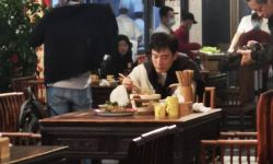 李光洁现身平价饭馆，脸比旁边男生小一圈，吃饭还有专人拍摄 