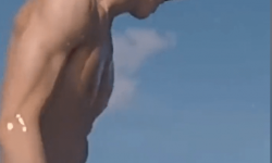 禁欲脸李洙赫冲浪视频曝光！8块腹肌清晰可见，不愧是雕塑身材 