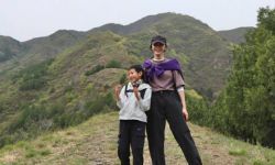 42岁姚晨晒登山照，与儿子勇攀“绝望坡”，网友称赞更像姐弟
