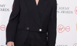 英国电视学院奖在伦敦举行，朱迪·科默等性感亮相，凭借《援助》获2022年英国电视学院奖最佳女主角