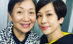 45岁香港TVB花旦文颂娴复出做主播，分享与鲍起静合影