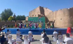 院线电影《田野上的奇迹》在新疆喀什古城开机
