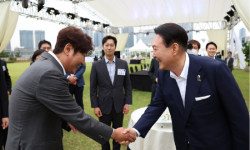韩国总统宴请宋康昊等人，表示对电影支援但不干涉
