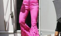 玛格特·罗比《芭比》路透，身穿粉色连体裤贴合芭比娃娃