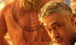 漫威新片《雷神4：爱与雷霆》雷神背上纹身曝光，纪念洛基、钢铁侠、寡姐