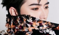 蔡徐坤24岁生日写真 ，全球首穿高定造型展王者风范