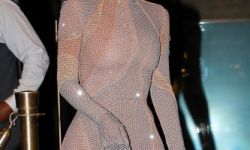 金·卡戴珊出席活动，着渔网透视裙整套造型精致又性感