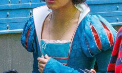 《白雪公主》女主回应选角争议，拉丁裔出演白雪公主