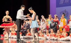 19岁刘秀盈参加芭蕾演出，父亲刘銮雄送鲜花贺卡
