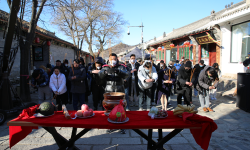 贺岁院线电影《开心过大年》在北京八达岭长城开机，专为“贺岁”概念打造